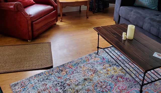 Comfortable 2 bedroom close to U of Oregon, downtown, buses, shops & hospitals.