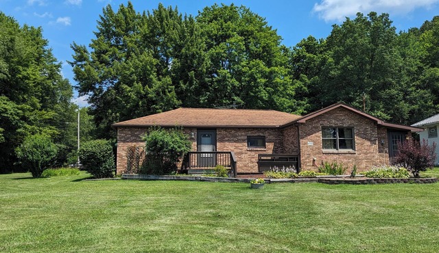 Comfortable 2-bedroom house with AC in charming Hubbard. Full Kitchen, Laundry