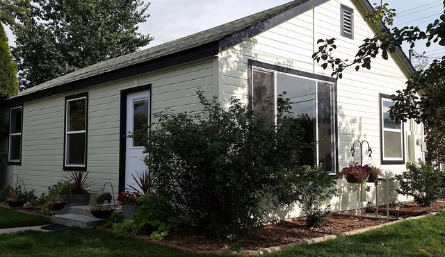 Comfortable 2-bedroom house in Boise. Hot Tub. Fenced yard. Pet friendly.