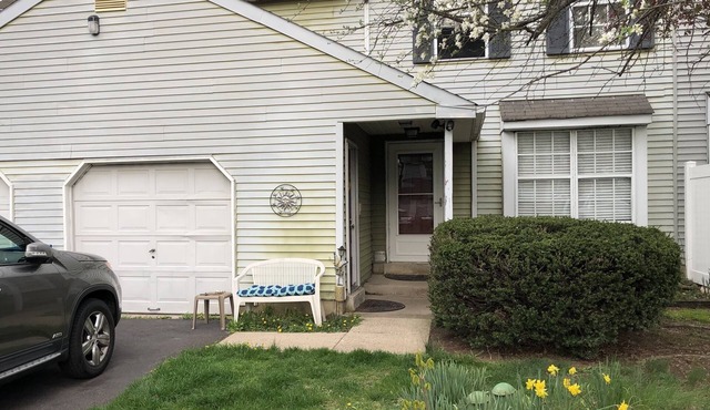 Comfortable 2 Bedroom TownHome/Apt - Large Yard