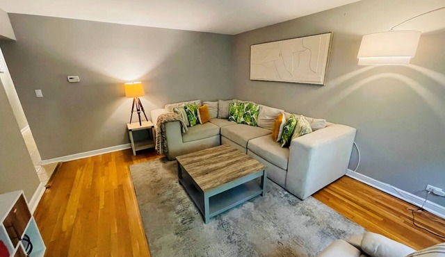 Comfortable 2-Bedroom Getaway, family & pet friendly with Parking Included