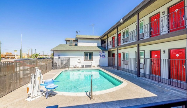 Comfortable 2 Queen Beds w/Microwave Near Local Dining