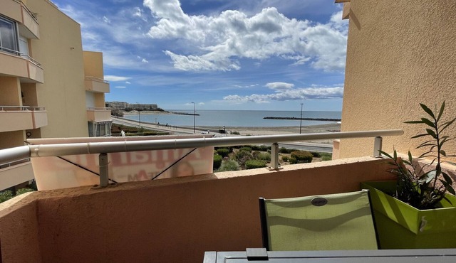 Comfortable 2-room apartment in Sète with terrace and private parking