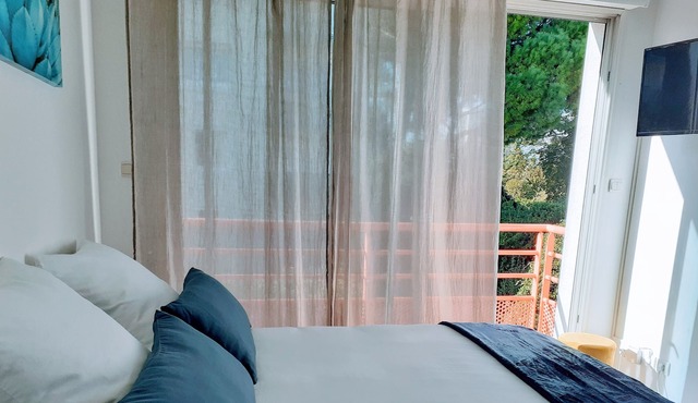 Comfortable 2-star studio, wifi, close to shops, A9, transport, beaches.