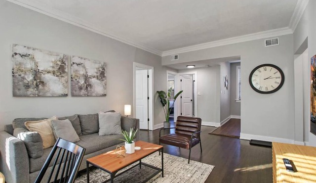 Comfortable 2BR Chicago Apt - Sunnyside 2F