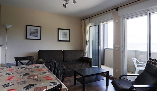 Comfortable 2BR for 6, slopeside, parking, free Spassio access