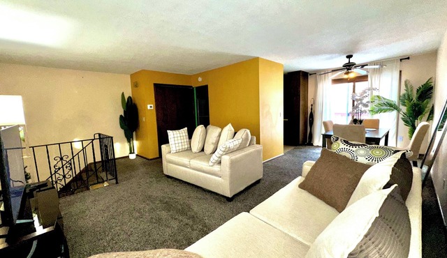 Comfortable 2BR Home with Balcony & Yard, Brooklyn Park, Fast WiFi