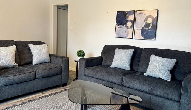 Comfortable 2BR Home King Bed 1 Bath