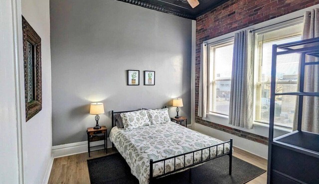 Comfortable 2BR on the Square