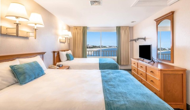 Comfortable 2BR Townhouse with Private BBQ Facilities & Sun Loungers by Beach