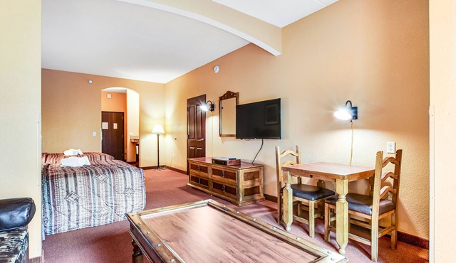 Comfortable 2nd-floor studio with balcony & central AC - great location
