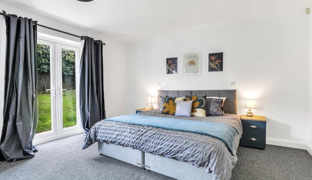 Comfortable 3-Bed Dormer Bungalow Family & Business Friendly