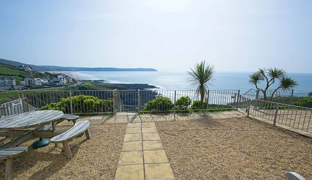 Comfortable 3 bed house with gorgeous sea views and outside terrace space.
