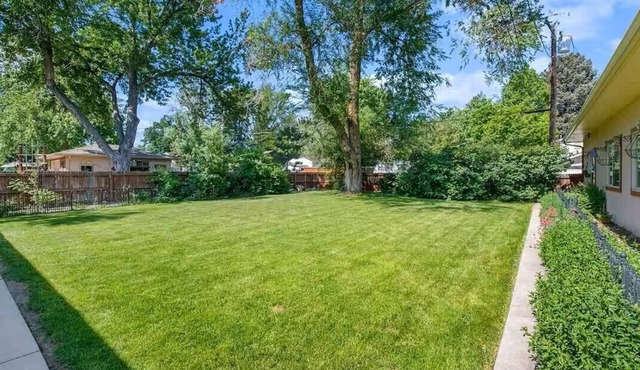 Comfortable 3-bed home w/backyard in a quite neighborhood just south of Denver