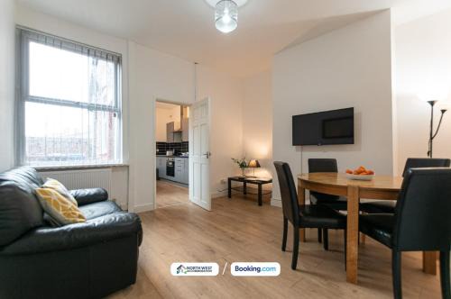 Comfortable 3-Bed Home in Leigh Ideal for Contractors and Relocating Families