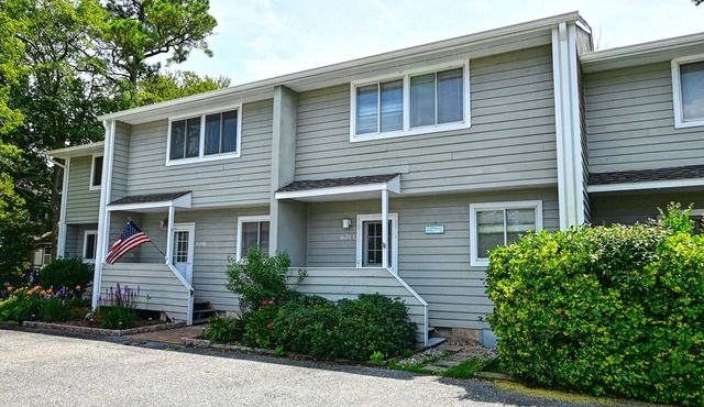 Comfortable 3 Bedroom Townhouse near Bethany Beach! Wifi Available, Pets Allowed, Pool, Tennis, Beach Trolley!