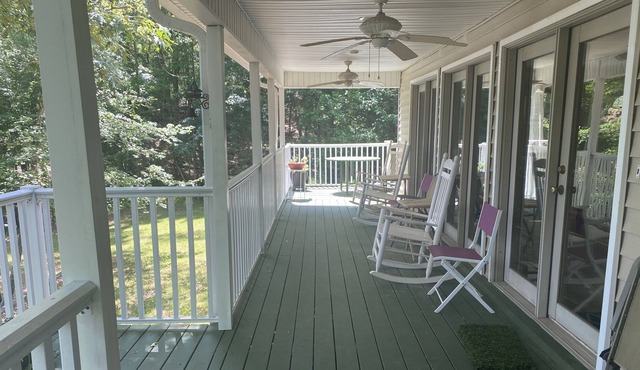 Comfortable 3 bedroom home on Lake Sinclair. .