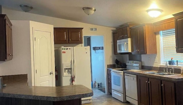 Comfortable 3-bedroom family friendly home with WiFi, AC in Green River.