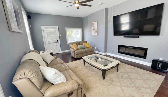 Comfortable 3-Bedroom Home 3-min drive to Downtown