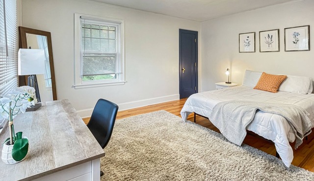 Comfortable 3-bedroom, 1.5-bathroom duplex apartment with full kitchen, laundry, and off-street parking. Minutes from Drake University and downtown Des Moines.