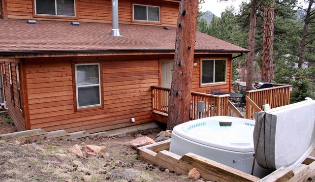 Comfortable 3 bedroom with Personal Hot tub on deck