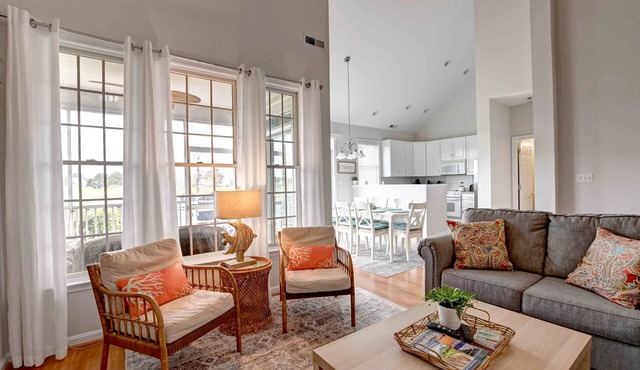 Comfortable 3 bedroom Townhome just a short walk from amentiies! Pool, WIFI, Shuttle service, Beach Town!