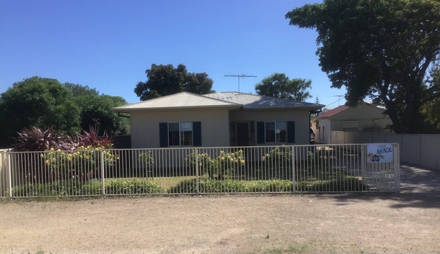 Comfortable 3 bedroom holiday home 1 street from the beach