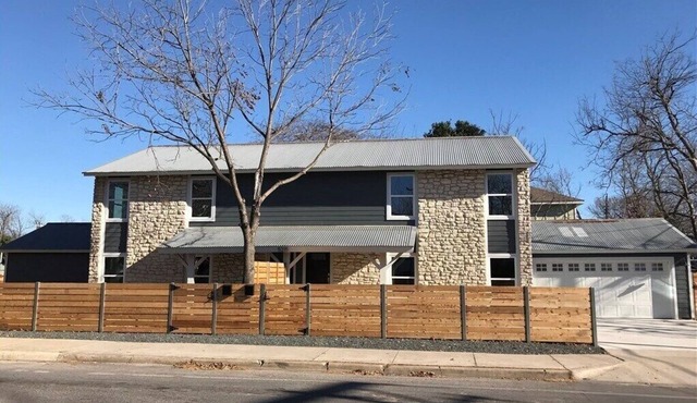 Comfortable 3 Bedroom Home - Walk to Restaurants & bars!