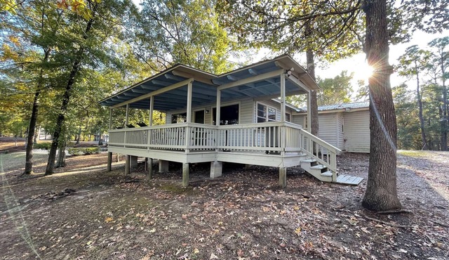 Comfortable 3-Bedroom Retreat with Fireplace, Full Kitchen & Outdoor Firepit