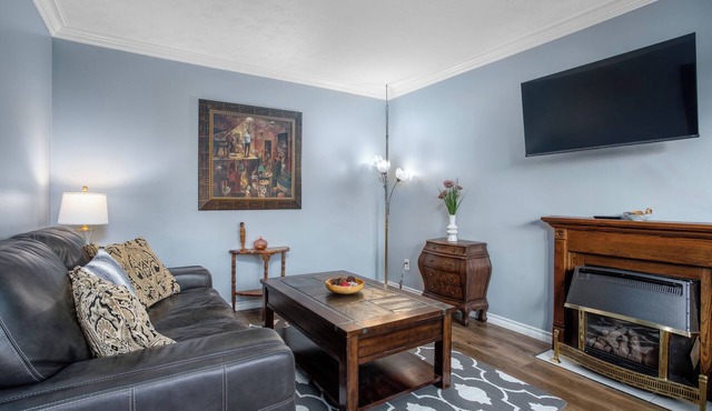 Comfortable 3 bedroom unit on a quiet street,close to downtown