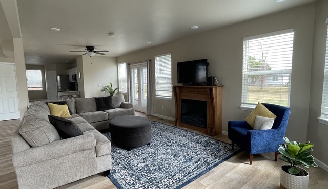 Comfortable 3 bedroom home with big yard and convenient location