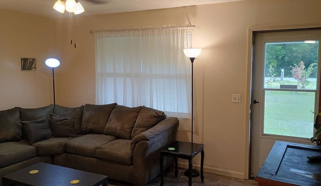 Comfortable 3-bedroom house w/AC/heat in quiet Greenwood near Caverns State Park