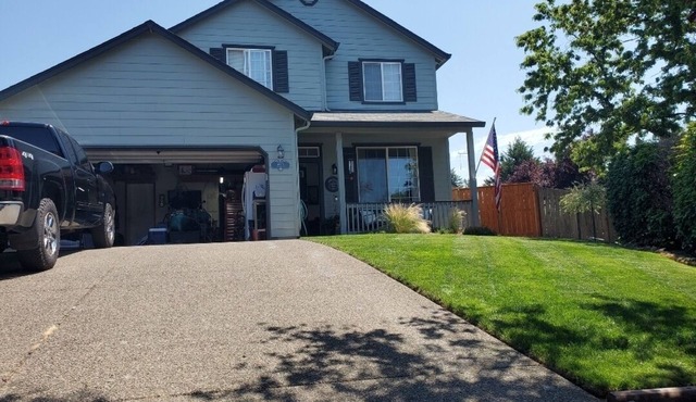 Comfortable 3-bedroom house in superb Washougal with WiFi, clubhouse with pool.