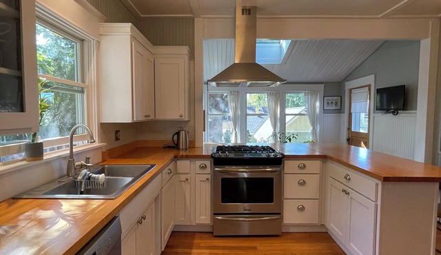 Comfortable 3-bedroom vintage house with WiFi in downtown Hudson