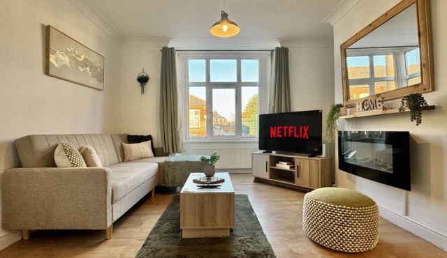 Comfortable 3-bedroom house with 6 separate beds, ideal for work teams