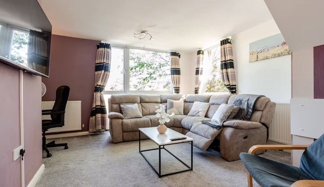 Comfortable 3-Storey House with Free Car Parking