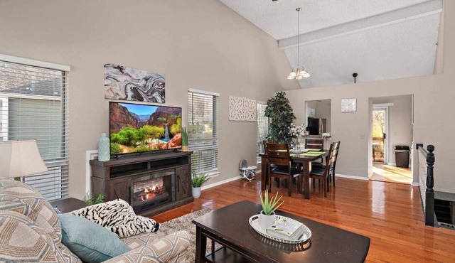 Comfortable 3BR, 2BA townhouse in quiet Lenexa. Pet Friendly!