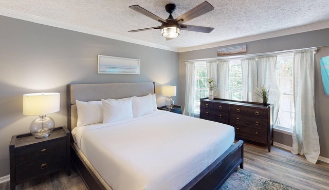 Comfortable 3BR Unit with Porch & Hot Tub