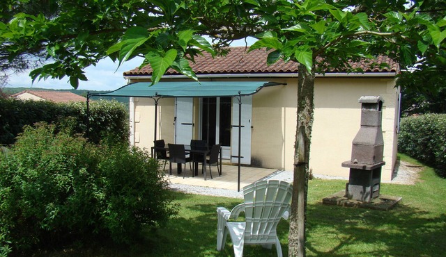 Comfortable 4/5-person gite with shared heated pool Sarlat/Cahors