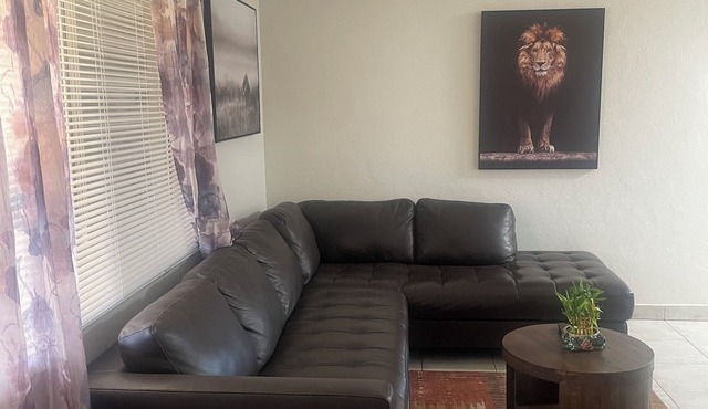 Comfortable 4-bedroom Stay in Easy Going Cal-City!