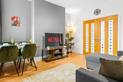 Comfortable 4 Bed Home - Free Parking & Fast WiFi