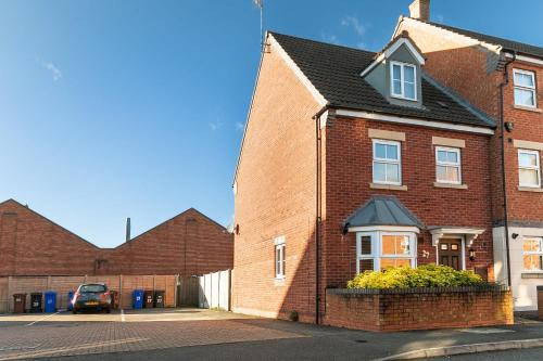 Comfortable 4 Bed Modern Townhouse with Parking