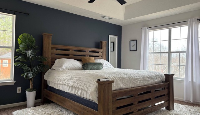 Comfortable 4-bedroom house with AC and WiFi. Minutes away from 6 flags.