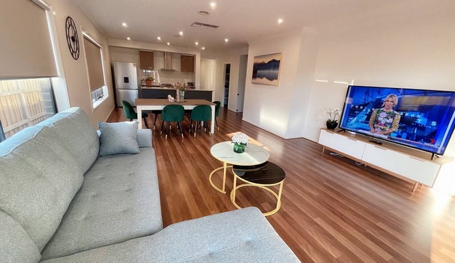 Comfortable 4 bedroom house in Point Cook