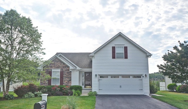 Comfortable 4 bedroom, 2 bath home close to Fenwick Island Beaches! Pool, Beach town, Ocean City and more!