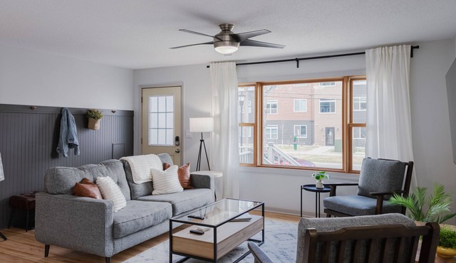 Comfortable 4 bedroom - 1 block from NDSU & minutes to Downtown Fargo!
