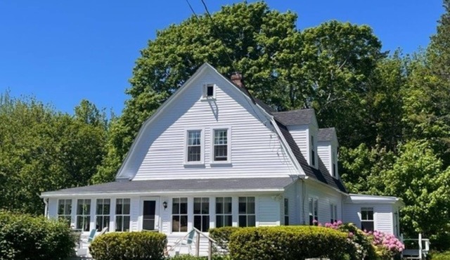 Comfortable 4-Bedroom Home Overlooking Center Harbor