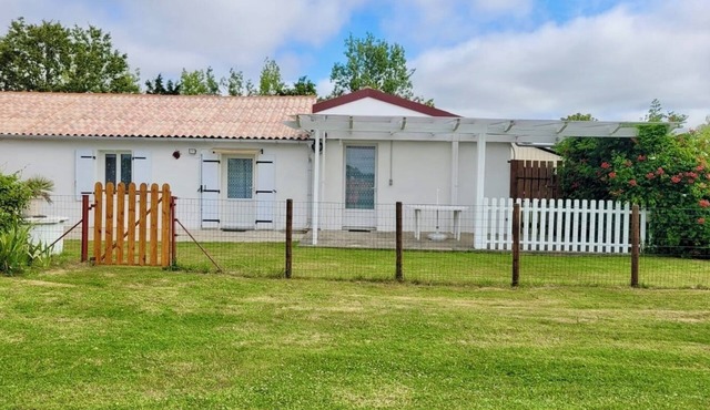 Comfortable 4-person house with enclosed garden. Pets welcome!