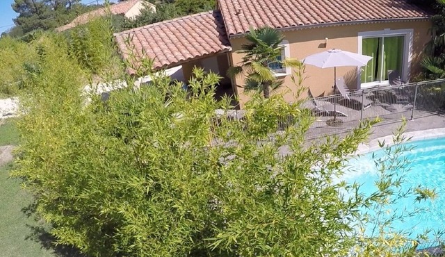 Comfortable 4-person air-conditioned villa, private pool, garden, near canoe river