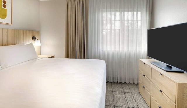 Comfortable 4BR Units | Gym, Pool, Shuttle, BBQ, Pets Allowed
